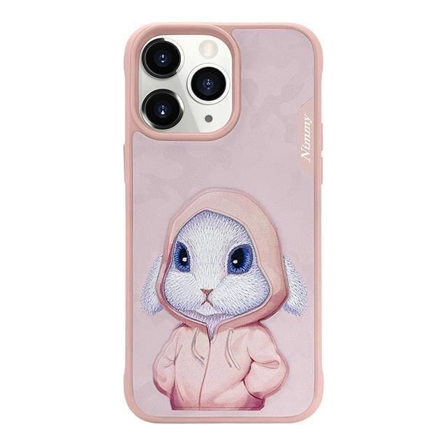 NIMMY iPhone 14 Pro Max Uyumlu Suni Deri Üstüne Gerçek Nakış İşlemeli Kıyafetli Tavşan Desenli Kılıf