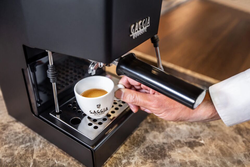 Gaggia Classic E24 Siyah Espresso Makinesi