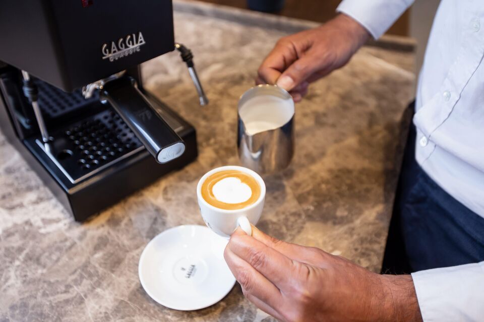 Gaggia Classic E24 Siyah Espresso Makinesi